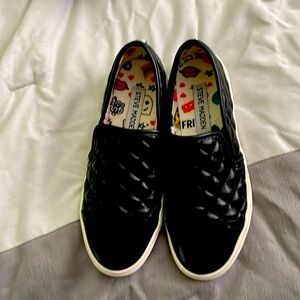 Like new, Steve Madden girls Audreyy sneaker size 3 black